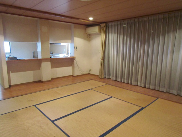 古河市茶屋新田の居間・リビング|大きな窓から陽光が差し込む、明るく開放的なリビング！
