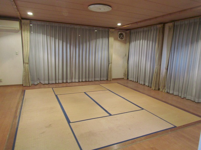 古河市茶屋新田の居間・リビング|約8帖の畳コーナーが魅力！ゆったりくつろげます！