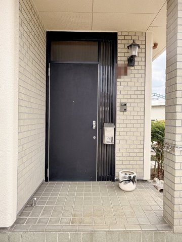 久喜市栗橋中央1丁目の玄関|奥まった玄関で、雨の日の出入りも快適です！