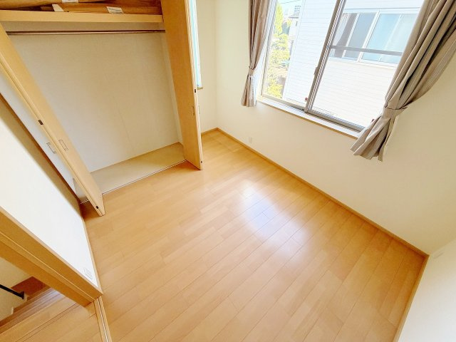 羽生市西一丁目の洋室|収納脇には作業スペースに便利！