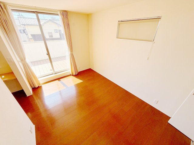 羽生市西一丁目の洋室|陽光が差し込む明るいお部屋です！
