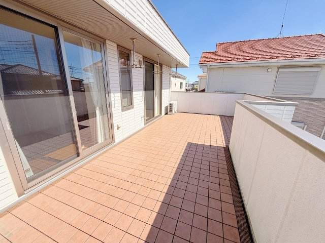 羽生市西一丁目のバルコニー|バルコニーもとっても広々！お子様のプールなどいいですね！