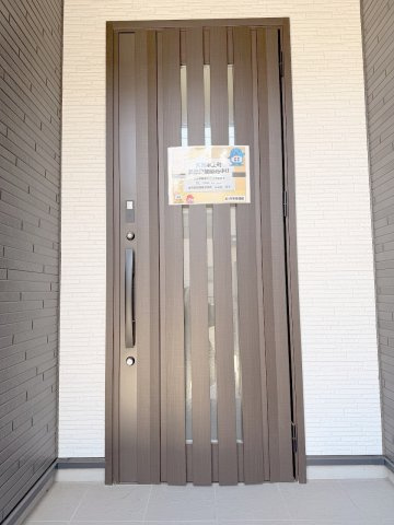 久喜市上町の玄関|茶色の玄関は家全体をより良いデザインにしてますね！