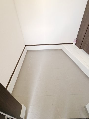 久喜市上町の玄関|玄関入ると真っ白で清潔感に溢れています！