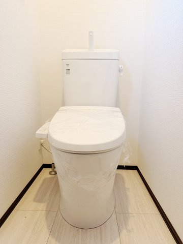 久喜市上町のトイレ|床も白で明るいトイレ！