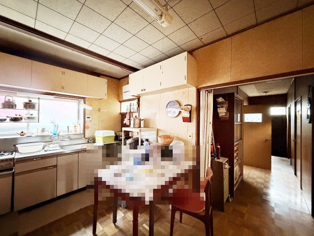加須市久下2丁目のキッチン|収納や窓があり、便利なキッチン！