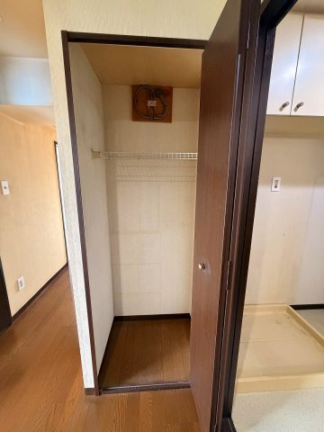 ライオンズガーデン花崎F棟の収納|リネン類や、掃除機などの収納に！