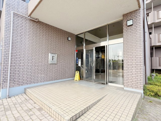 ライオンズガーデン花崎F棟|自動ドア左手には”F"と書いてあります！