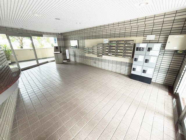 ライオンズマンション東鷲宮のエントランス|オートロック・宅配ボックス完備！
