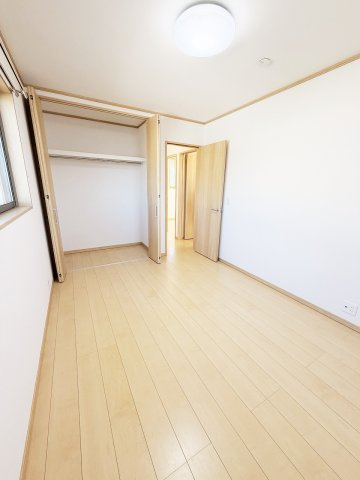 加須市東栄2丁目の洋室|優しい床のお色でくつろげる洋室です！