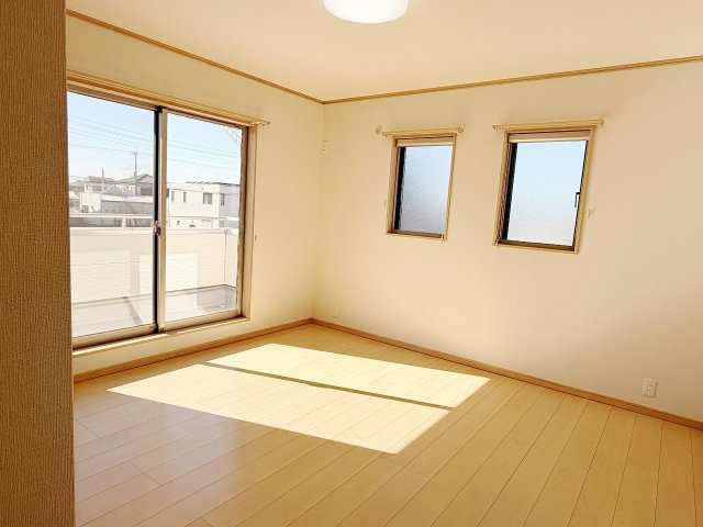 加須市東栄2丁目の洋室|窓も多く、陽射しがたっぷり入り明るい洋室！