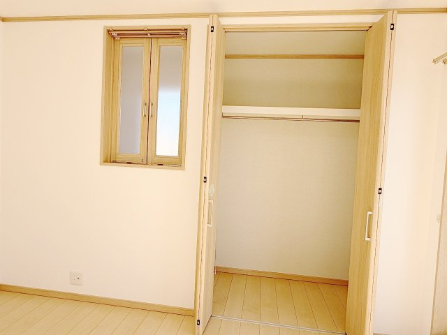 加須市東栄2丁目の収納|室内に小窓あり、呼んで忘れもの取ってきてもらおう！