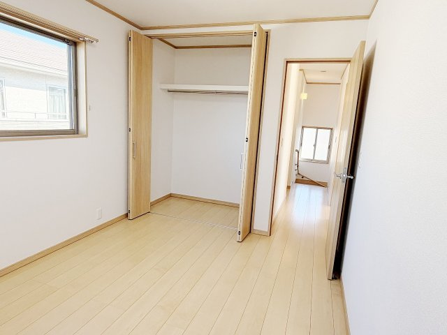 加須市東栄2丁目の収納|収納にポールがついているので丈の長い服もスッキリ収まります！