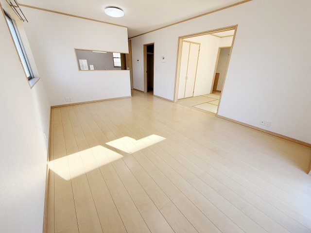 加須市東栄2丁目の居間・リビング|カウンターキッチンでリビングの様子もわかります！