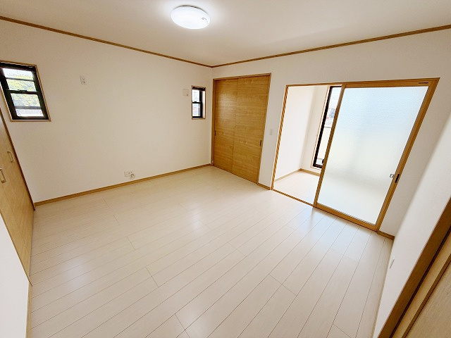 加須市多門寺の洋室|インナーバルコニー。梅雨時期や花粉時期の洗濯干しに使いましょう！