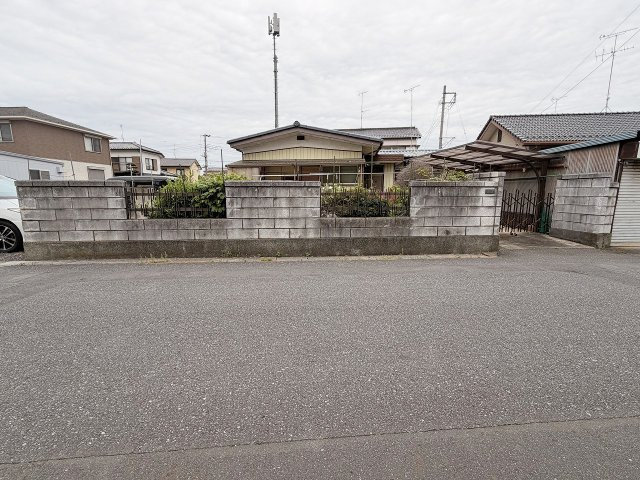 加須市久下2丁目の前面道路含む現地写真|前面道路も広々、駐車もスムーズ♪