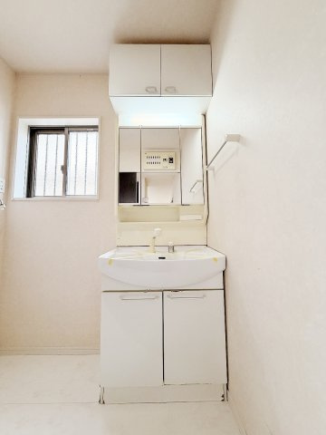 久喜市北青柳の独立洗面台|3面鏡で身だしなみバッチリ！