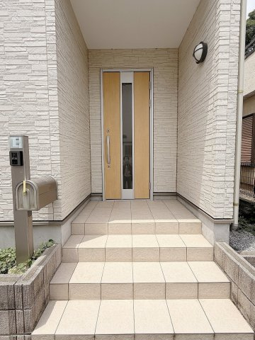 久喜市北青柳の玄関|奥に入り込んだ玄関は雨の日でも出入りがスムーズ！