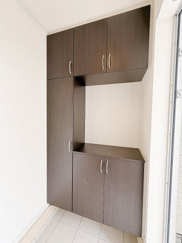 久喜市北青柳の玄関|コの字型のシューズボックス。置物や花瓶など置いて華やかに！