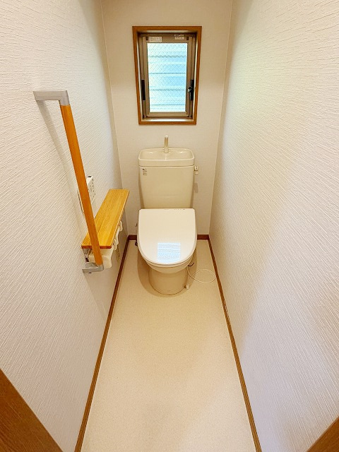 幸手市緑台1丁目のトイレ|窓がついているので、明るく風通し◎