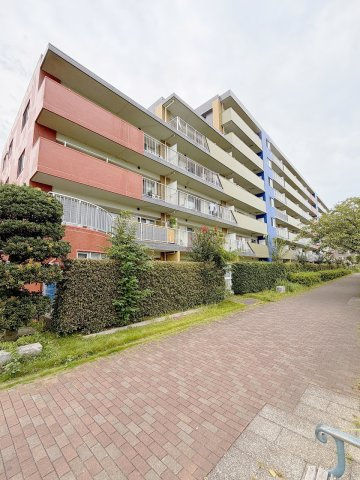 サンクタスヒューマン久喜の外観|建物前の道路は広いので、ストレスがないのが良いですね♪