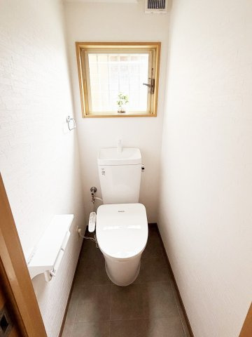久喜市久喜東4丁目のトイレ|1階トイレです！明るいひかりが差し込みます！