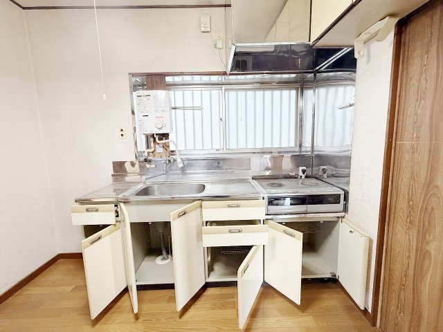 春日部市緑町1丁目のキッチン|キッチンに窓があり風通しがよく、日差しが入り明るいキッチンです！