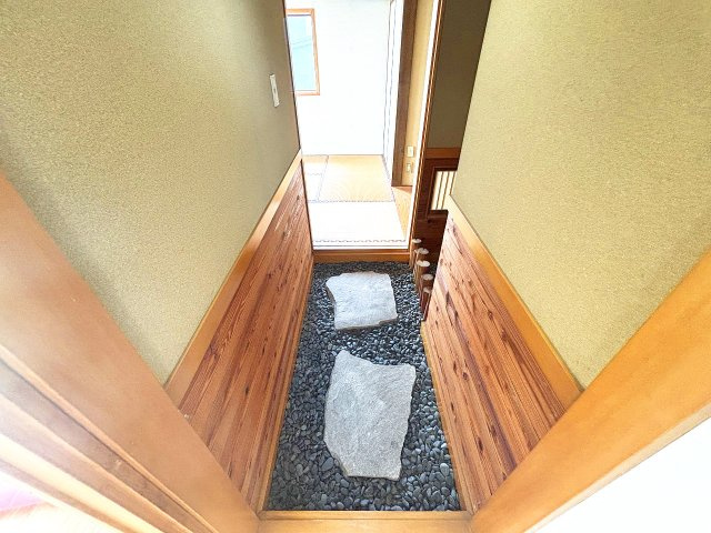 久喜市上内のその他|こだわりが詰まった2階和室へと続く石廊下です！