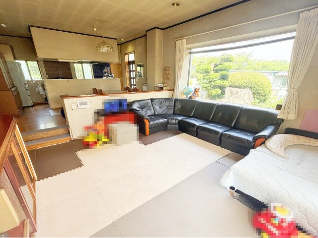 久喜市上内の居間・リビング|24帖のLDK！大きな窓から陽光が差し込む明るいお部屋です！家族の様子を見守りながらお料理できる対面式キッチン！