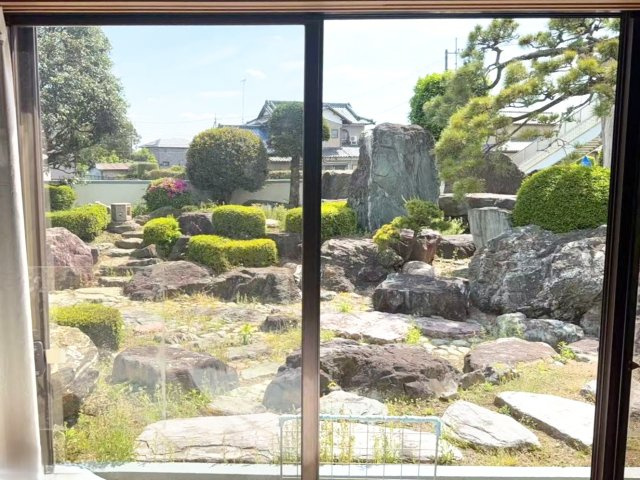 久喜市上内のその他|和室の窓からは美しい庭園が広がります！