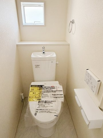 久喜市栗原2丁目　3期のトイレ|カウンター付でお花などを置いてトイレを華やかに♪