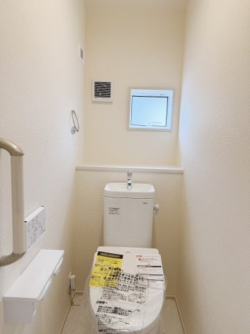 久喜市栗原2丁目　3期のトイレ|窓もあり、明るく風通しの良いトイレです！