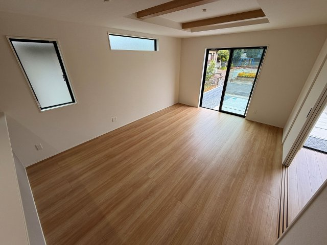 幸手市中12期　5丁目　全1棟の居間・リビング|お部屋が広く見えて、解放感ある天井！