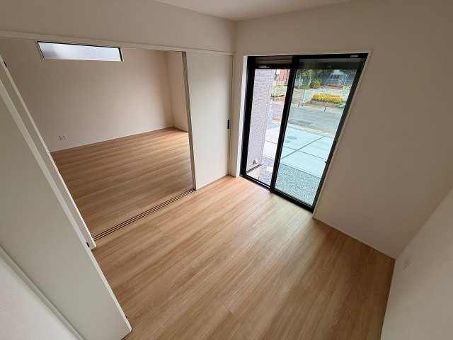 幸手市中12期　5丁目　全1棟の洋室|リビングの隣なので、扉を開けて広々使えます！