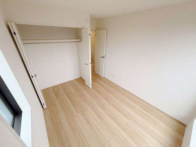 幸手市中12期　5丁目　全1棟の洋室|窓からの日差しが心地よく明るい洋室です！