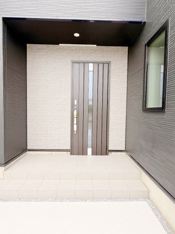 幸手市中12期　5丁目　全1棟の玄関|屋根が奥まっているので、雨の日は濡れずに出入りがスムーズです！