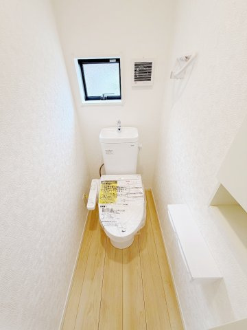 加須市南町第3　全3棟のトイレ|カウンターを華やかに、花瓶や置物など♪