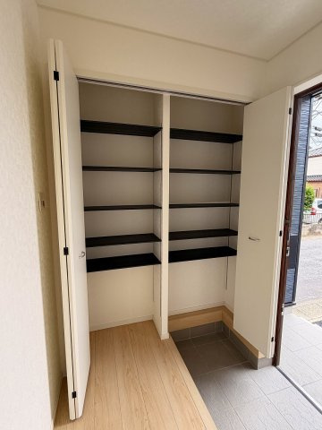 加須市南町第3　全3棟の収納|高さがあるタップリ玄関収納！