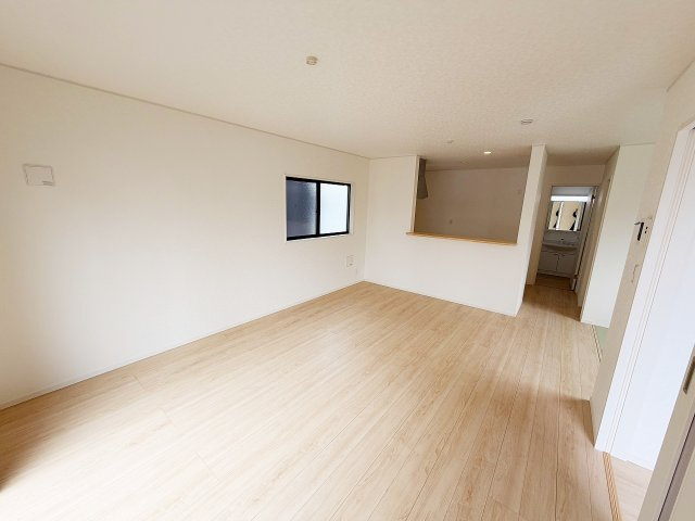 加須市南町第3　全3棟の居間・リビング|LDK16帖。広々、来客がきても楽しめる空間！