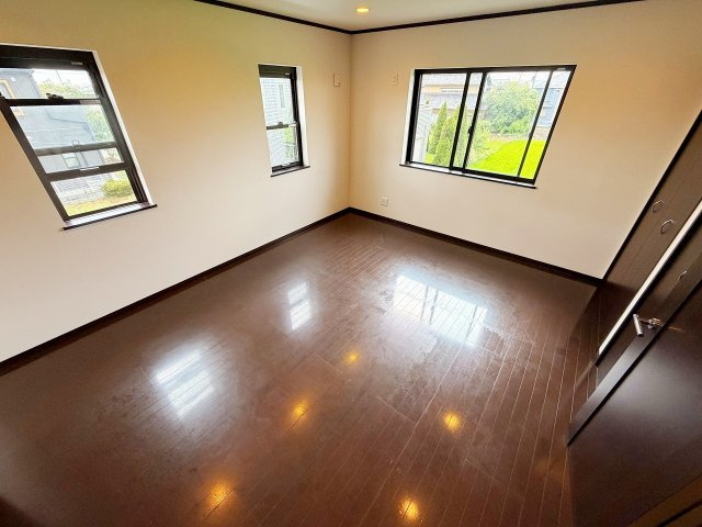 加須市水深の洋室|シックな色のお部屋は落ち着きます！