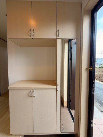 加須市水深の収納|シューズボックスには姿見もあって出かける前の身だしなみチェックできます！