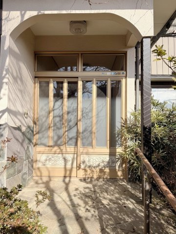 久喜市栗原4丁目の玄関|玄関前に手すり付き安心！