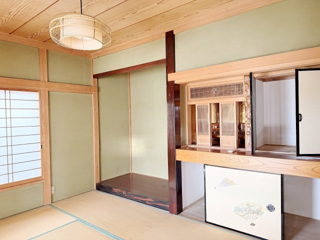 久喜市栗原4丁目の和室|作りつけの仏壇あり！