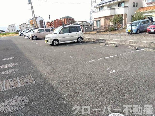 レオネクストかおりの駐車場