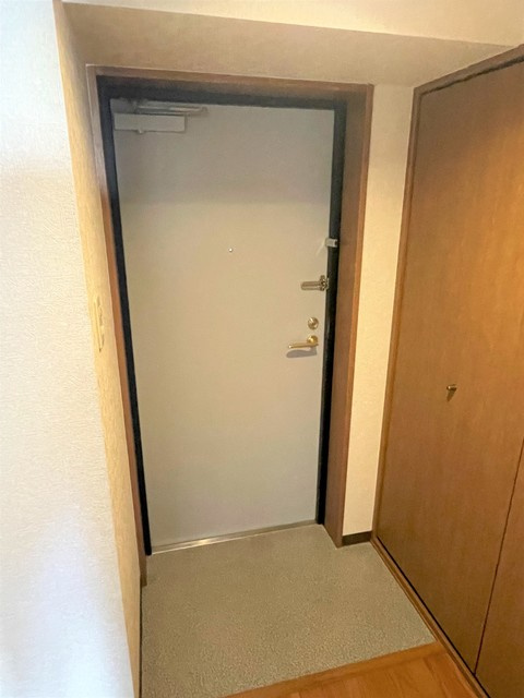 花川戸マンションの玄関