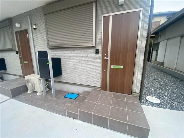 メゾンウエストのエントランス|ゆとりのあるエントランスです