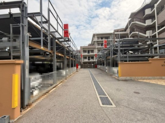 ブランズ名谷の駐車場