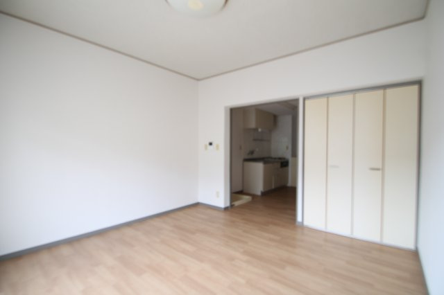 ネオモンシェリー津島Bの居間・リビング|明るい色調の室内です