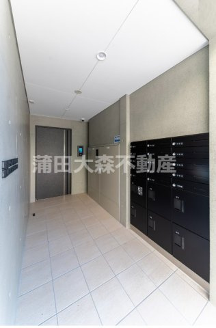 COCOCUBE武蔵新田のエントランス|防犯カメラTVモニター付オートロック宅配BOXメールBOX
