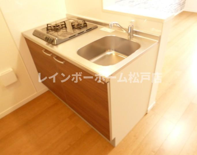 鎌ケ谷市道野辺中央１丁目のアパートのキッチン|コンパクトなキッチンで掃除もラクラク